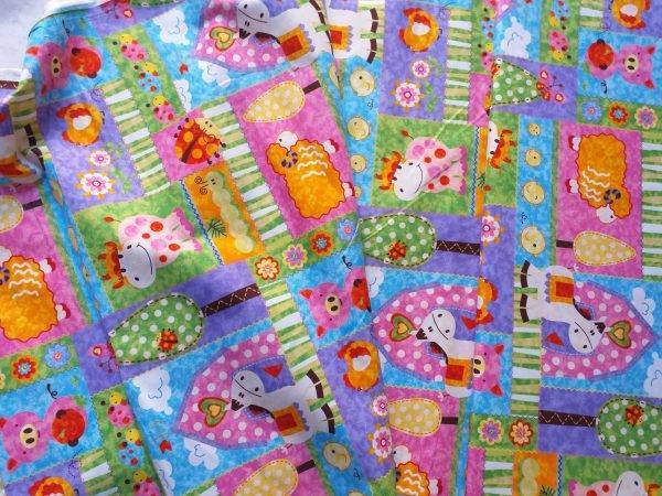 Tessuto americano ideale per patchwork, quilt e cucito creativo per bambini realizzato in cotone 100% in altezza di cm 110.